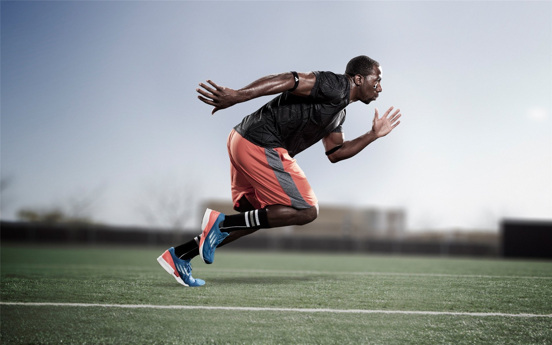 桨板瑜伽静态平衡赛 谁能在波动水面保持最长时间